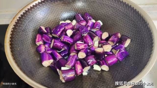 黃瓜絲瓜靠邊站,入夏後這菜先吃!經常炒一盤,吃出好營養滿口鮮,不愁沒好菜