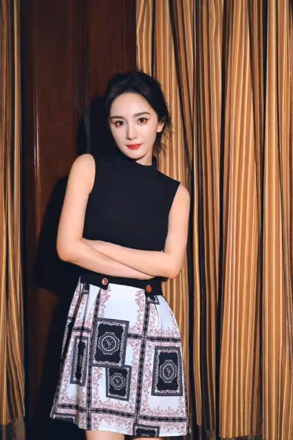 從鞠婧禕和楊冪中性色穿搭，看出兩人的時尚品味