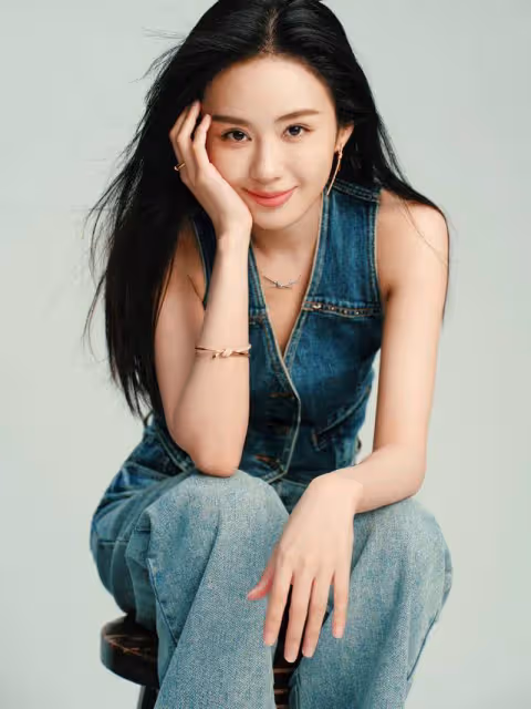 從鞠婧禕和楊冪中性色穿搭，看出兩人的時尚品味