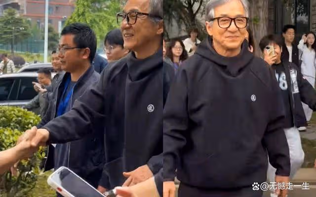 70歲成龍頭髮花白，現身武漢高校公益活動，笑稱：我還很健壯