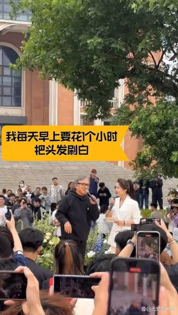 70歲成龍頭髮花白，現身武漢高校公益活動，笑稱：我還很健壯