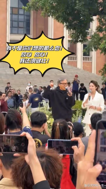 70歲成龍頭髮花白，現身武漢高校公益活動，笑稱：我還很健壯