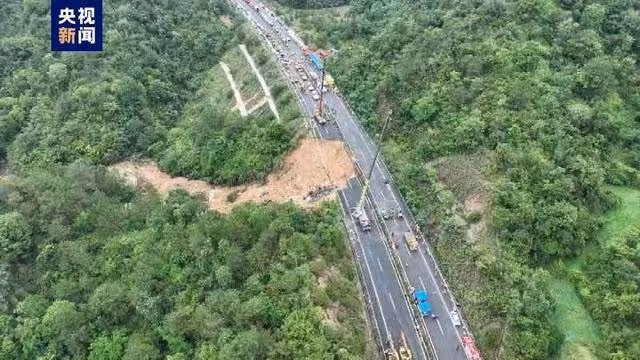 劫後餘生！梅大高速塌方路段 他下跪「逼停」後來車輛