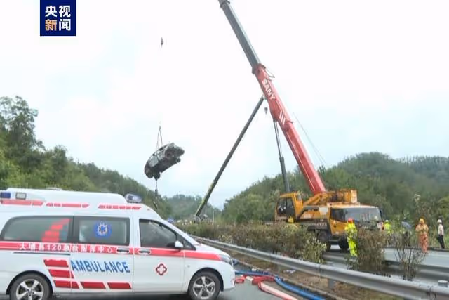 劫後餘生！梅大高速塌方路段 他下跪「逼停」後來車輛