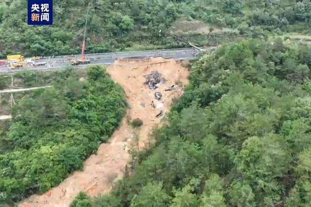劫後餘生！梅大高速塌方路段 他下跪「逼停」後來車輛