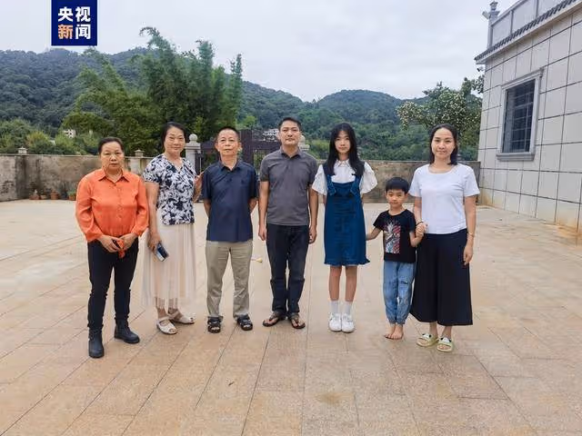 劫後餘生！梅大高速塌方路段 他下跪「逼停」後來車輛