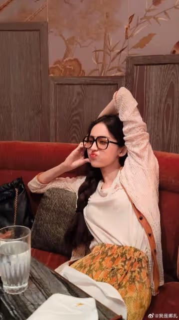 古力娜扎曬32歲慶生照，穿泳裝大秀S身材，膚白貌美超養眼