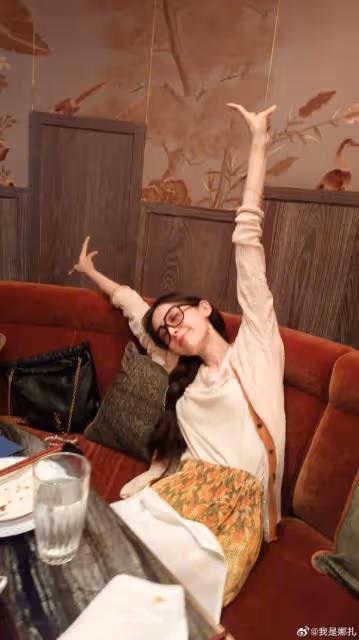 古力娜扎曬32歲慶生照，穿泳裝大秀S身材，膚白貌美超養眼