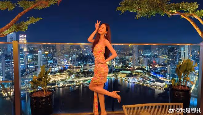 古力娜扎曬32歲慶生照，穿泳裝大秀S身材，膚白貌美超養眼