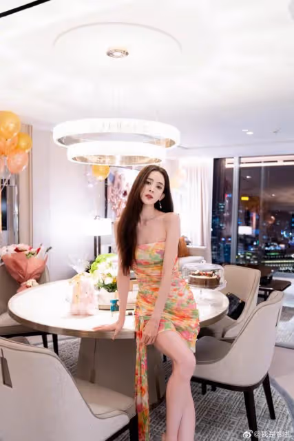 古力娜扎曬32歲慶生照，穿泳裝大秀S身材，膚白貌美超養眼