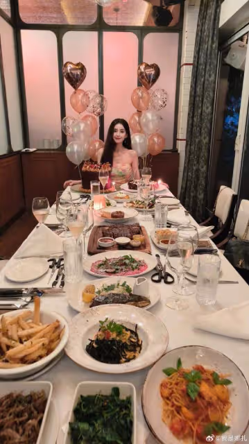 古力娜扎曬32歲慶生照，穿泳裝大秀S身材，膚白貌美超養眼