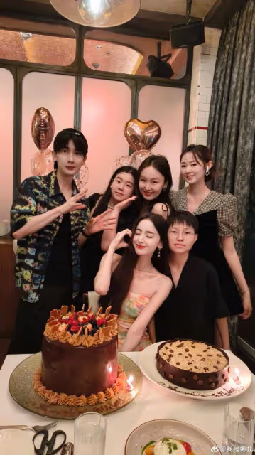古力娜扎曬32歲慶生照，穿泳裝大秀S身材，膚白貌美超養眼