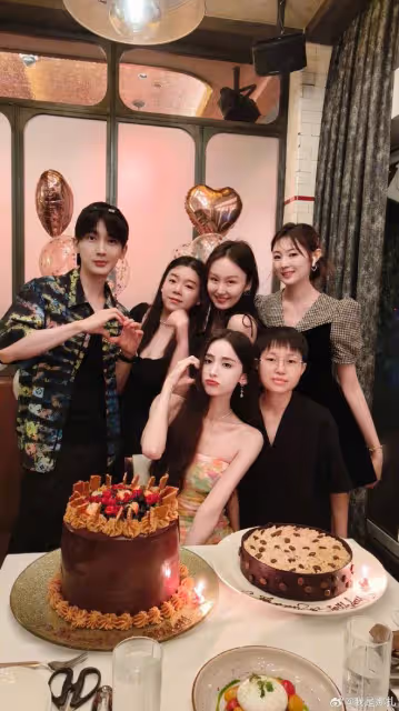古力娜扎曬32歲慶生照，穿泳裝大秀S身材，膚白貌美超養眼