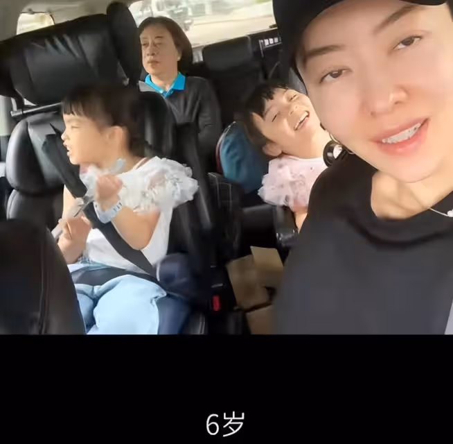 熊黛林雙胞胎女兒滿6歲，妹妹顏值逆襲越長越好看，高姐姐半個頭