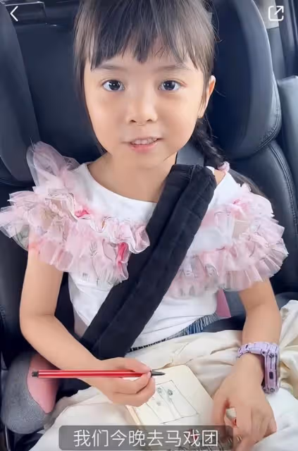 熊黛林雙胞胎女兒滿6歲，妹妹顏值逆襲越長越好看，高姐姐半個頭