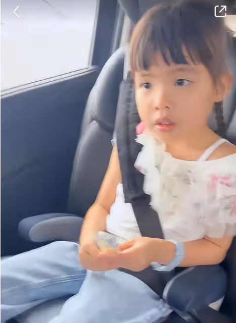 熊黛林雙胞胎女兒滿6歲，妹妹顏值逆襲越長越好看，高姐姐半個頭