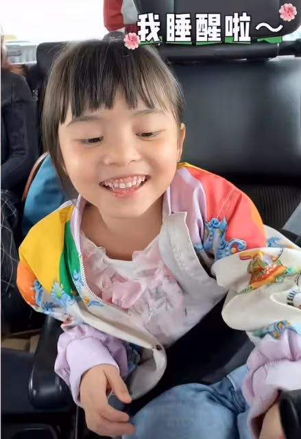 熊黛林雙胞胎女兒滿6歲，妹妹顏值逆襲越長越好看，高姐姐半個頭
