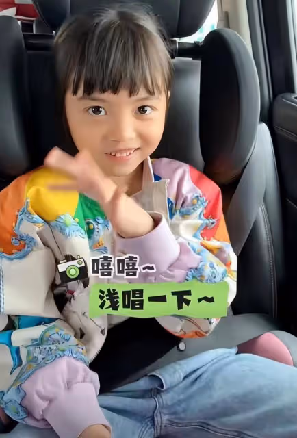 熊黛林雙胞胎女兒滿6歲，妹妹顏值逆襲越長越好看，高姐姐半個頭