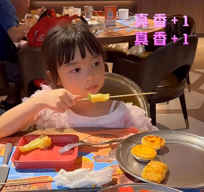 熊黛林雙胞胎女兒滿6歲，妹妹顏值逆襲越長越好看，高姐姐半個頭