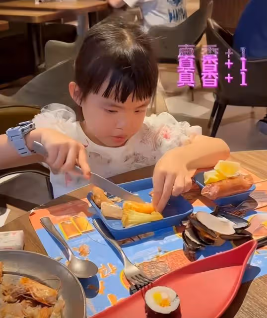 熊黛林雙胞胎女兒滿6歲，妹妹顏值逆襲越長越好看，高姐姐半個頭