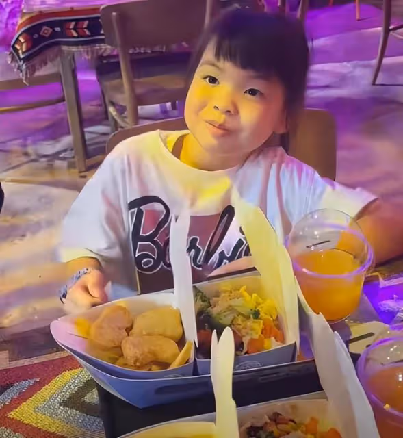 熊黛林雙胞胎女兒滿6歲，妹妹顏值逆襲越長越好看，高姐姐半個頭
