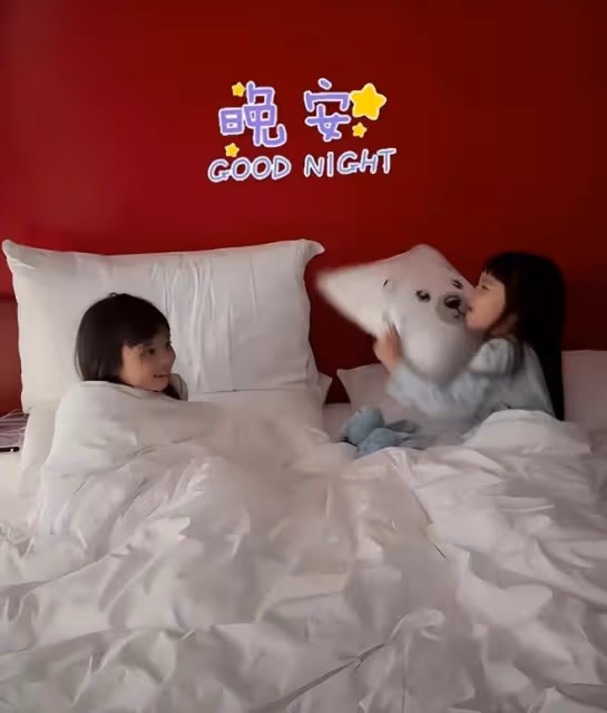 熊黛林雙胞胎女兒滿6歲，妹妹顏值逆襲越長越好看，高姐姐半個頭