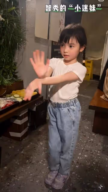 熊黛林雙胞胎女兒滿6歲，妹妹顏值逆襲越長越好看，高姐姐半個頭