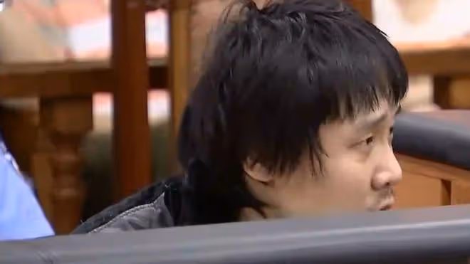 24歲女孩戀愛,28歲男友讓她騙人,她照做不誤:我愛他