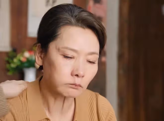 不會演別硬演！《承歡記》何賽飛一出手，觀眾看到「假吃」的離譜