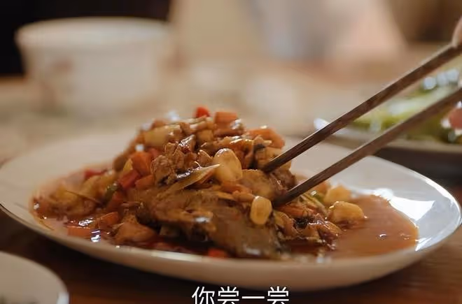 不會演別硬演！《承歡記》何賽飛一出手，觀眾看到「假吃」的離譜