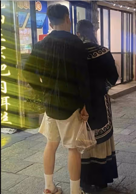 37歲張馨予和何捷玩雲南：吃著地攤上的楊梅，看著像25歲小姑娘