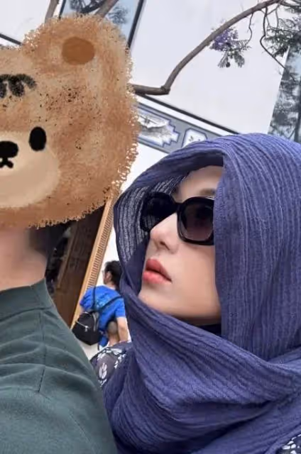 37歲張馨予和何捷玩雲南：吃著地攤上的楊梅，看著像25歲小姑娘