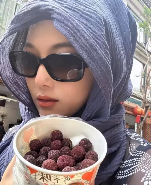37歲張馨予和何捷玩雲南：吃著地攤上的楊梅，看著像25歲小姑娘