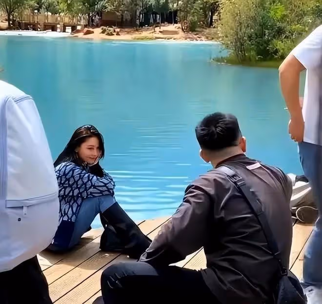 37歲張馨予和何捷玩雲南：吃著地攤上的楊梅，看著像25歲小姑娘