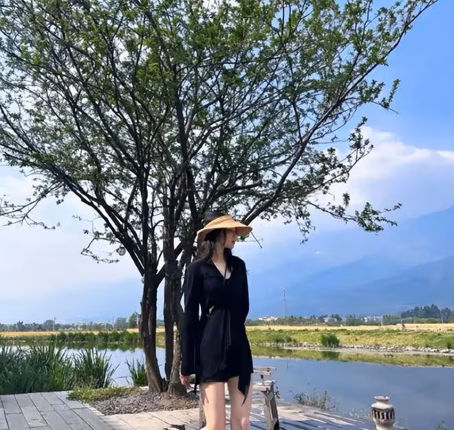 37歲張馨予和何捷玩雲南：吃著地攤上的楊梅，看著像25歲小姑娘