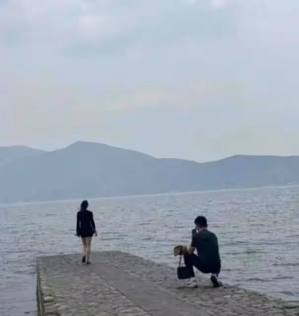 37歲張馨予和何捷玩雲南：吃著地攤上的楊梅，看著像25歲小姑娘