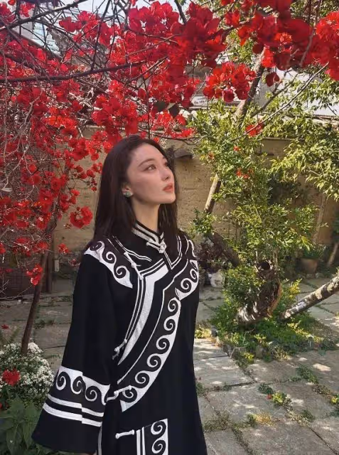 37歲張馨予和何捷玩雲南：吃著地攤上的楊梅，看著像25歲小姑娘