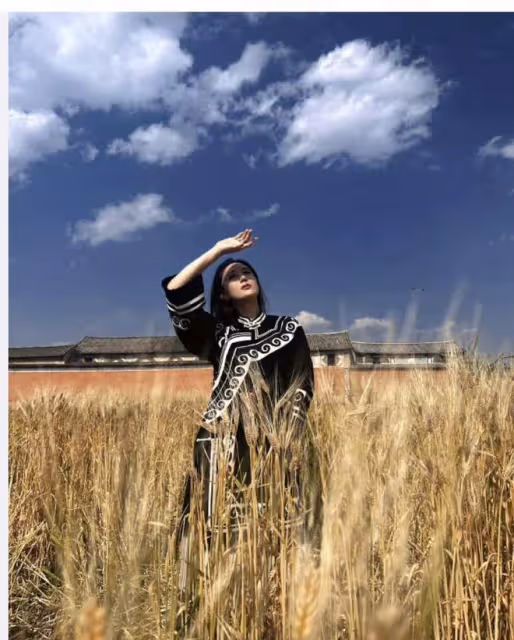37歲張馨予和何捷玩雲南：吃著地攤上的楊梅，看著像25歲小姑娘