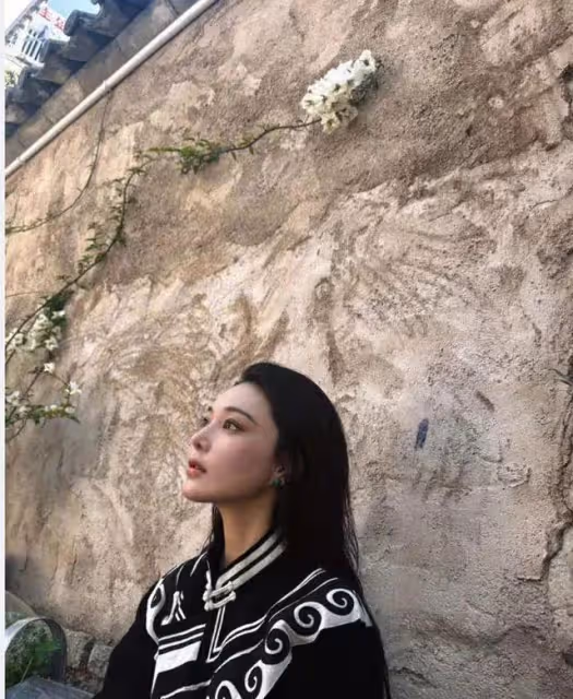 37歲張馨予和何捷玩雲南：吃著地攤上的楊梅，看著像25歲小姑娘