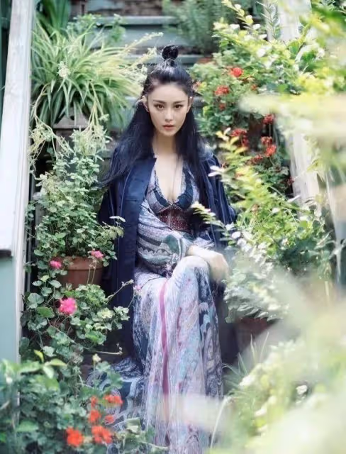 37歲張馨予和何捷玩雲南：吃著地攤上的楊梅，看著像25歲小姑娘