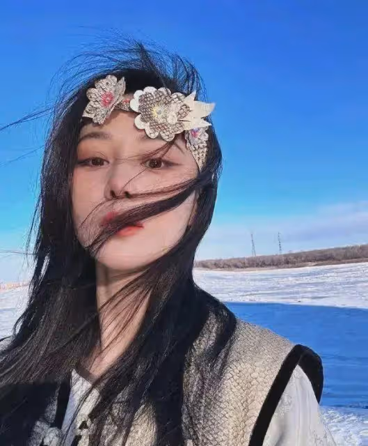 37歲張馨予和何捷玩雲南：吃著地攤上的楊梅，看著像25歲小姑娘