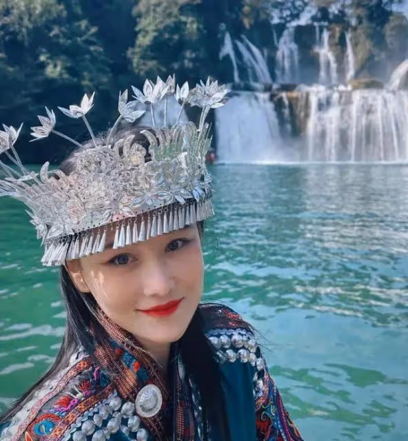 37歲張馨予和何捷玩雲南：吃著地攤上的楊梅，看著像25歲小姑娘