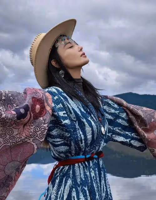 37歲張馨予和何捷玩雲南：吃著地攤上的楊梅，看著像25歲小姑娘