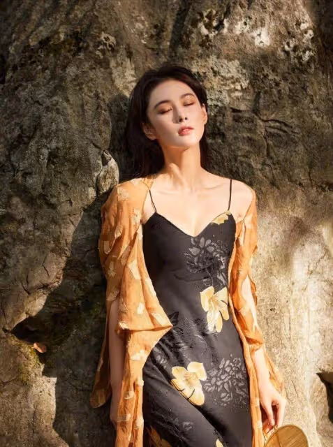 37歲張馨予和何捷玩雲南：吃著地攤上的楊梅，看著像25歲小姑娘