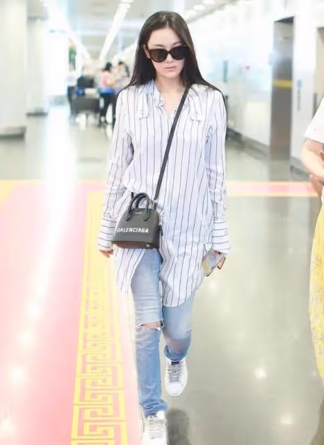 37歲張馨予和何捷玩雲南：吃著地攤上的楊梅，看著像25歲小姑娘