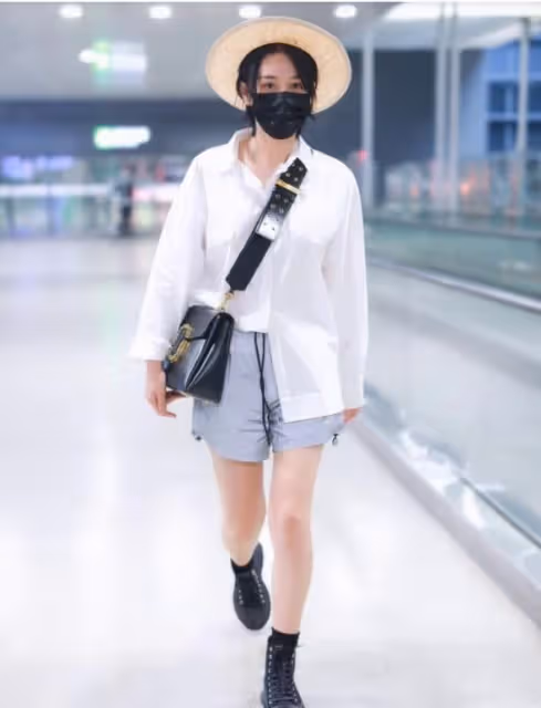 37歲張馨予和何捷玩雲南：吃著地攤上的楊梅，看著像25歲小姑娘