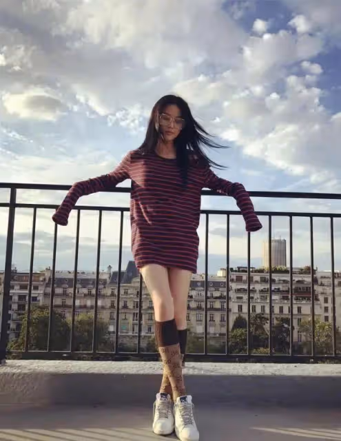 37歲張馨予和何捷玩雲南：吃著地攤上的楊梅，看著像25歲小姑娘