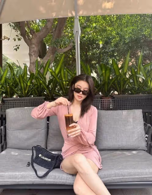 37歲張馨予和何捷玩雲南：吃著地攤上的楊梅，看著像25歲小姑娘