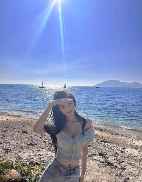 37歲張馨予和何捷玩雲南：吃著地攤上的楊梅，看著像25歲小姑娘