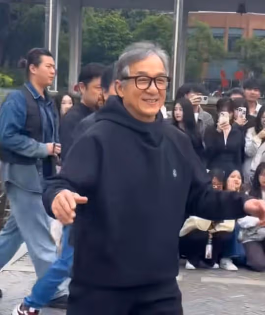 笑不活了，成龍20本簽名書變2本，主持人當場懵了，然後機智化解